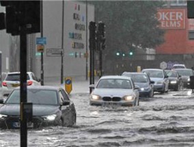 英国遭遇极端天气洪水造成交通中断